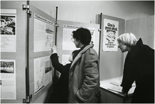 505343 Het bekijken van de Energie tentoonstelling in het Milieu Educatie Centrum, 10-02-1982