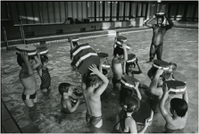 505346 Het geven van een zwemles aan kinderen in het instructiebad van zwembad de Tongelreep, 1980 - 1985