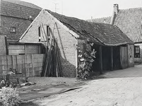 27737 Schuur, Hoogstraat 351 met links (gedeeltelijk zichtbaar) oud muldersbedrijf , 22-10-1975