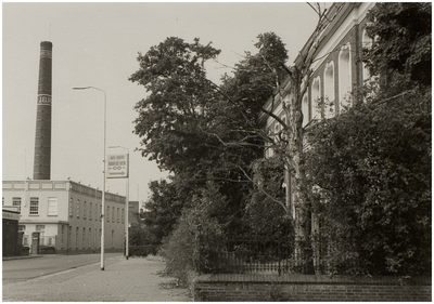 68185 Linnenfabriek Elias, Strijpsestraat 1a. Rechts de panden nr. 2 en 4, 04-09-1975