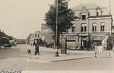 19240 Kruispunt van de Boschdijk en de 'Kruisstraat', met rechts Café-restaurant De Kroon, 1943