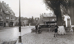 27345 Hertogstraat, gezien in zuidelijke richting met op de achtergrond 'de Stratumsedijk'. Links is de zaak van kapper ...