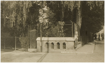 68310 Kruising Ten Hagestraat-Vestdijk met Duitse verkeersborden. Situatie ten tijde van de Duitse bezetting, 10-1943