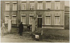 68312 Ten Hagestraat ten tijde van de Duitse bezetting. Gezien richting Jan van Lieshoutstraat: graafwerkzaamheden, 10-1943
