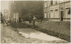 68313 Ten Hagestraat ten tijde van de Duitse bezetting. Gezien richting Jan van Lieshoutstraat: graafwerkzaamheden, 10-1943