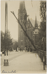 68618 Het omkappen van een boom in de Kanaalstraat voor de Heilig Hartkerk of Paterskerk, 1943