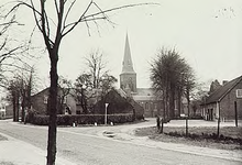 9903 Dorpsplein in riethoven met op de achtergrond de kerk, 03-1982