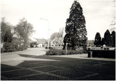 147960 Het plein voor de St. Gertrudiskerk , 04-04-1990