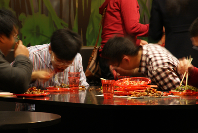 505543 Chineesbuffet bij Faculteit Scheikunde TU Eindhoven: chinese jongens, zittend aan een tafel eten met stokjes van ...