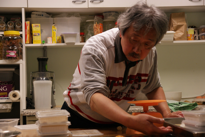 505556 Yim Wa Ng aan het werk in de keuken, 2015