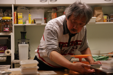 505556 Yim Wa Ng aan het werk in de keuken, 2015