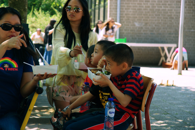 505567 35 Jarig bestaan van de Eindhovense Chinese School Han Tang: Drie chinese kinderen eten uit witte plastic bakjes, 2015
