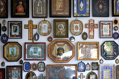 505248 Kruisjes en devote schilderijtjes aan de muur, 2015