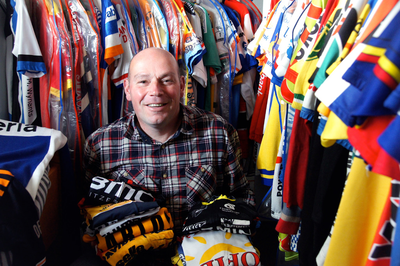 505261 Ton Merckx tussen zijn verzameling wielershirts, 2015