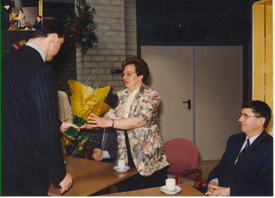 577581 Mevrouw Aarts neemt bloemen in ontvangst ter gelegenheid van afscheid van haar man Piet Aarts als wethouder, 1994