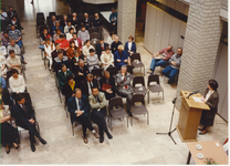 577583 Burgemeester Hendrickx-Vlaar houdt een toespraak in de hal van het gemeentehuis, 1994