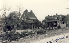 577614 Langstraat, huis midden is van van Vlokhoven en het huis rechts is van Jan van Schaijk, 1956
