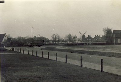 577635 Vanuit de Industrielaan zie je de standaardmolen de Oostenwind, achter Maycrete-woningen, 1956
