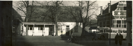 577637 Café-Hotel en woonhuis W. Bakens op de Markt, met recht een gedeelte van de oude jongensschool, 9-11-1956