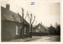 577642 Woonhuizen van Meeuws (links) en van Dinther (achteraan) aan de Lindestraat, 1956