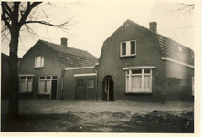 577655 Woonhuis van Frans van Helmond (rechts) aan de Ommelseweg, 1957