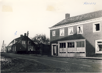 577677 Woonhuis annex café aan de Kloosterstraat, op de achtergrond boerderij van Kaag, 1958