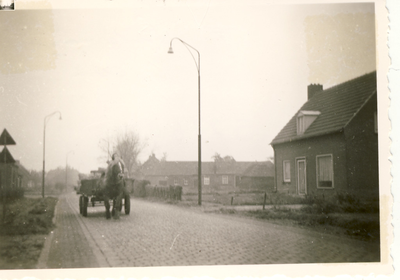 577695 Paard en wagen voor huis op de Wolfsberg, 1958