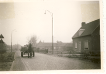 577695 Paard en wagen voor huis op de Wolfsberg, 1958