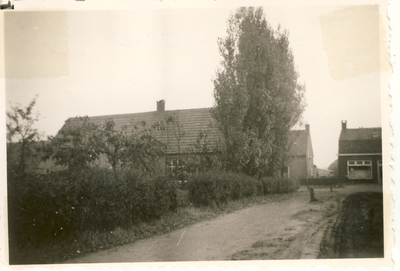 577699 Zicht vanuit de Pastoor Arnoldstraat naar een boerderij de Sparwinkel aan de Antoniusstraat, 1958