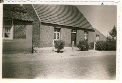 577707 Woonhuis naast boerderij aan Antoniusstraat, 1959