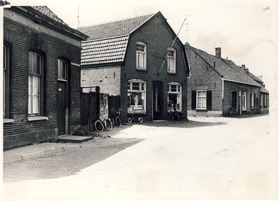 577740 Driehoekstraat, met 2e van links De Spar van Eijsbouts en 3e van links het pand van slager de Soeren. Later ...