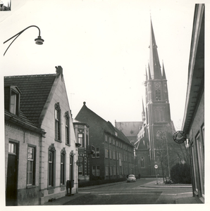 577743 Marktstraat met zicht op de kerk, 1e van links het huis van Van Horssen, daarna huize Bartholomeus, 1960