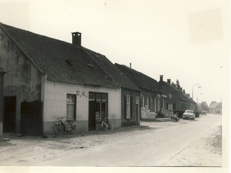 577757 Antoniusstraat, met links het pand van bakker Peters, tevens Végé kruidenier, 1961