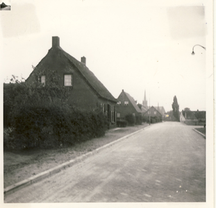 577766 Molenweg, met links het pand van Jan Boerekamps. In de verte de kerk van Asten, 1961