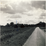 577805 Kluisstraat met hooimijten in het veld, 1962
