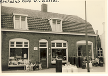 577814 Huishoudzaak van W. van Bussel aan de Emmastraat, met op de stoep butagasflessen, 1963