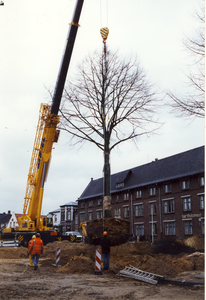 577879 Het planten van een grote boom met een kraan op het Koningsplein voor het bejaardentehuis Bartholomeus