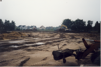 577893 Er is ruimte gemaakt voor de nieuwe wijk Strohuls. Met op de achtergrond de huizen aan de Hemelberg, 1994-1995