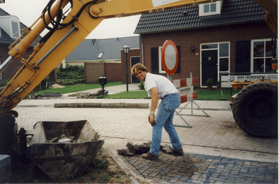 577894 Een stratenmaker van Van Horssen aan het werk in de Hoogstraat, 1994-1995