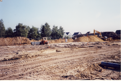 577898 Bouwrijp maken van Strohuls, met op de achtergrond huizen aan de Hemelberg, 1995