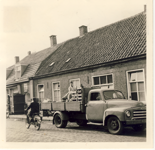 577928 Het laden van een vrachtwagen in de Emmastraat, 1962