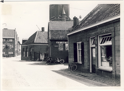 577929 Mgr. den Dubbeldenstraat, gezien in de richting van het Koningsplein-Kerkstraat, met rechts een slagerij en in ...