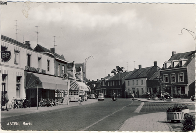 577942 Markt met links café De Wit, 1957