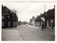 577996 Emmastraat, links de Hemel en op de hoek de brouwerij van Eijsbouts, 1955-1965