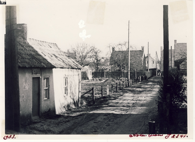578076 Langstraat met links vooraan het huis van Anna Keesen, 1953