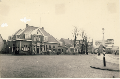 578081 Markt, met links het postkantoor, rechts daarvan café Bakens en de jongensschool, 1955