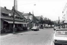 578157 Emmastraat, met links vooraan Groenten en Fruitwinkel van Jan van de Rijt, 1980