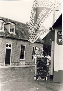 578162 Slagerswinkel van Mikkers, met reclamebord, in de Emmastraat, 1976