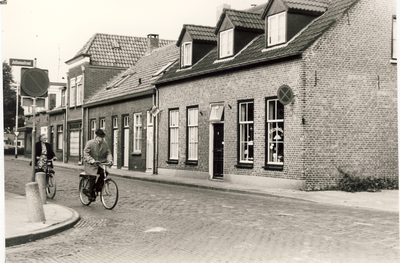 578174 Fietsers in de Emmastraat vlakbij de Julianastraat, 1977