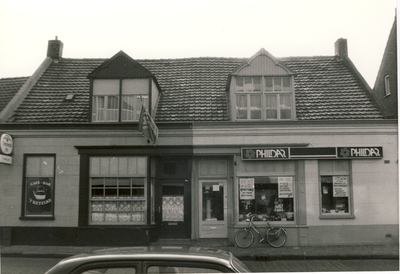 578177 Links Café 't Ketelke en rechts drogisterij Phildar, 1980
